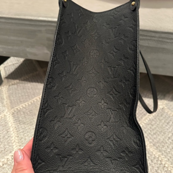 Like new Louis Vuitton OnTheGo GM black square tote. - Picture 10 of 15